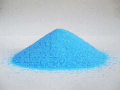 写真：硫酸銅（青色の結晶粉）