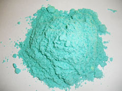 写真：粗硫酸ニッケル（緑色の結晶粉末）